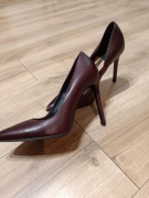 Burgundowe szpilki skórzane.