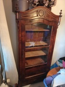 Drewniana witryna z antykwariatu