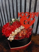 Flower box z cukierkami na Walentynki 