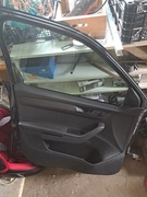 Dzwi lewe przód uszkodzone 