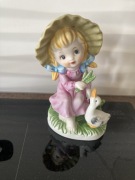 Figurka dziewczynki w kapeluszu z gąską wys. 12 cm