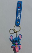 Breloczek 3D Stitch z zawieszką „Stitch!” - na skuterze