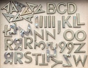 Zestaw metalowych liter i cyfr na nagrobek