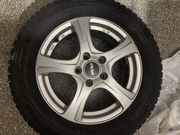 Opony zimowe z felgami.