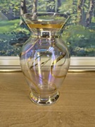 Szklany wazon z iryzacją i złotymi zdobieniami