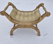 Rekwizyt studyjny złoty zydel sofa siedzisko 