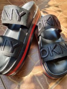 Klapki na koturnie Donna Karan