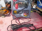 Prostownik do ładowania akumulatorów Vorel 12V 4A mało używany