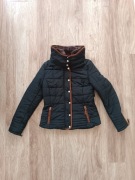 Czarna cieplejsza kurtka z kożuchem pod szyją i chowanym kapturem S 36