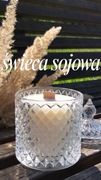 Elegancka naturalna świeca sojowa w szklanym słoiku z drewnianym knotem 