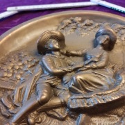 Płaskorzeźba odlew metal kolorowy.