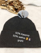 Prosta czapka dzianina prążek unisex skład 50% kaszmir 50% wełna grafit 