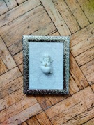 Mini anioł w ozdobnej srebrnej ramce 7,5 cm x 10 cm 