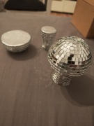 zestaw dekoracyjnych kul lustrzanych w stylu disco.