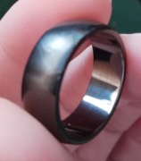 Elegancka czarna obrączka typu tungsten (wolfram) nowoczesny styl.