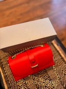 czerwona skórzana torebka Batycki ze złotym łańcuszkiem crossbody