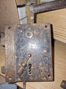 Stare zamki skrzynkowe z klamkami