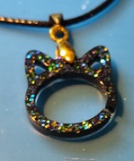 Ręcznie wykonany delikatny wisiorek głowa kota - żywicy epoksydowej 