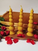 Świeca z kulek z z wosku pszczelego