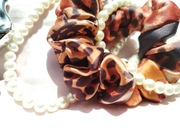 Luksusowa gumka scrunchie animal print wiskoza jedwab
