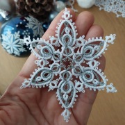 Dekor na choinkę śnieżynka frywolitka bialo-srebna