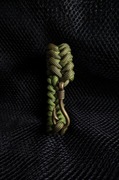 Bransoleta paracord z wędkarskim akcentem khaki