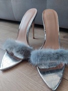 Srebrne laczki na szpilce z futerkiem