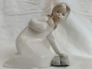 Figurka Lladro "Dziewczynka z butami"