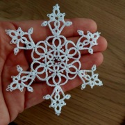 Dekor na choinkę śnieżynka frywolitka biala 9 cm