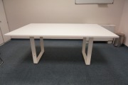Duży stół konferencyjny w kolorze białym