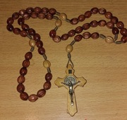 Różaniec drewniany z medalikem świętego Benedykta, 