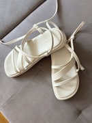 Sandały na płaskiem podeszwie z wiązaniem