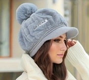 Ciepła czapka zimowa z daszkiem i pomponem damska pluszowa beret