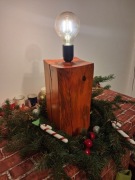 Lampa z litego drewna – ręcznie wykonana, styl loft/rustykalny, żarówka E27