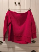 Czerwony sweter na jedno ramie