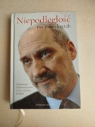 Książka Niepodległość ma jeden kształt - Antoniemu Macierewiczowi