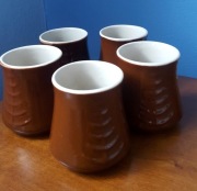Komplet 5 szt. brązowych ceramicznych kubków z PRL-u    VINTAGE