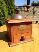 Stary zabytkowy młynek firmy Peugeot.