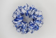 gumka do włosów scrunchie MIDI satynowa frotka biało niebieska w kwiaty