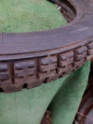 Stara zabytkowa opona motocyklowa 3.25-19