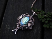 Miedziany wisiorek z labradorytem, rękodzieło