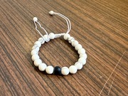 Bransoletka na sznurku z howlitu i czarnym koralikiem