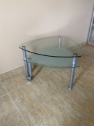 Szklany stolik z opcją rozkładania