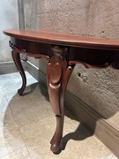 Stylowa drewniana konsola w klasycznym stylu – elegancja i rzemiosło