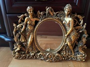 Stylizowane lustro w bogato zdobionej ramie