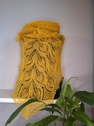 Ażurowa chusta wykonana na drutach. 