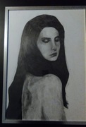 Rysunek ołówkiem - Lana Del Rey z zamkniętymi oczami rozmiar 50x70 cm 