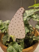 Drewniana kurka dekoracyjna na piku biała 