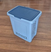 kosz na bieliznę pranie plastikowy niebieski Curver