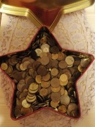 Kilogram monet 1,2,5 groszy w ozdobnym pudełku 